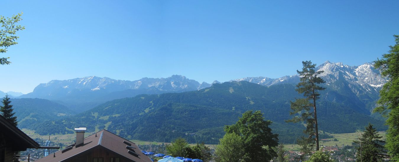 Blick auf das Wettersteingebirge von der Berggaststätte St. Martin.