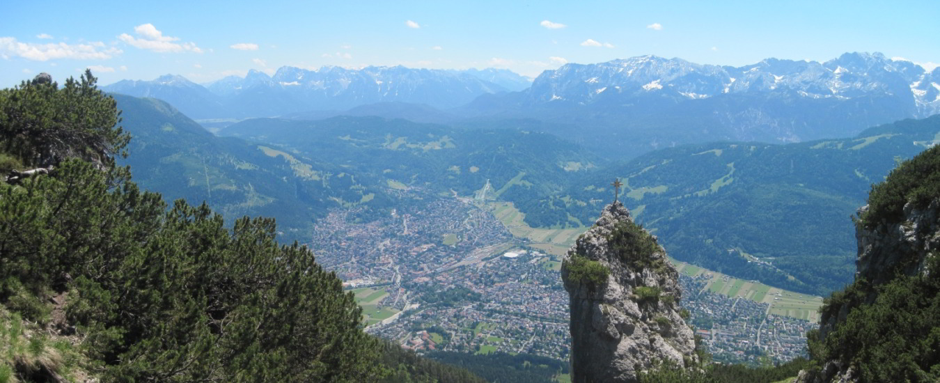 Der Blick vom Kramersteig hinab auf Garmisch-Partenkirchen.