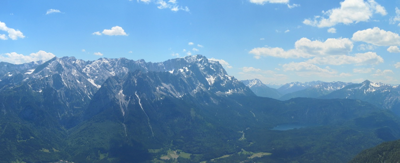 Der Blick von der Kramerspitze auf das Wettersteingebirge und den Eibsee.