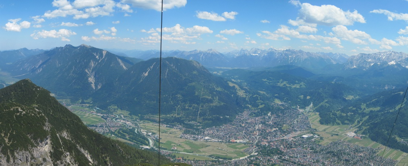 Der Blick von der Kramerspitze auf das Estergebirge und Garmisch-Partenkirchen.