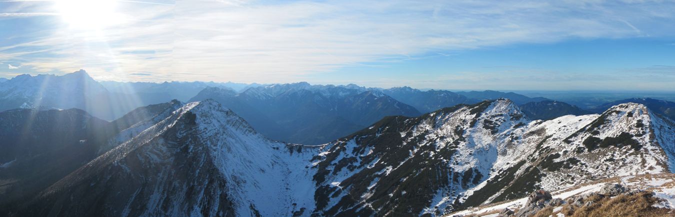 Der Blick vom Krottenkopf auf die anderen Zweitausender des Estergebirges.