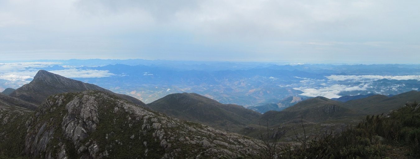 Der Blick vom Pico da Bandeira gen Westen.