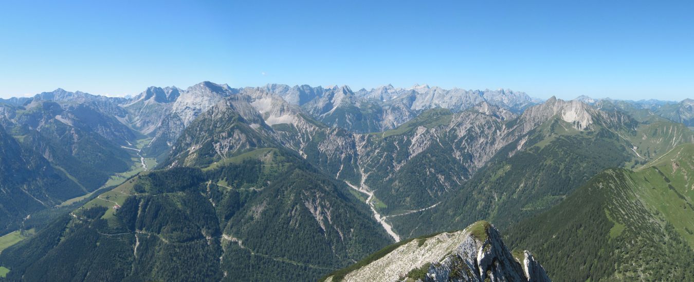 Der Blick von der Seebergspitze auf das Karwendel im Westen.