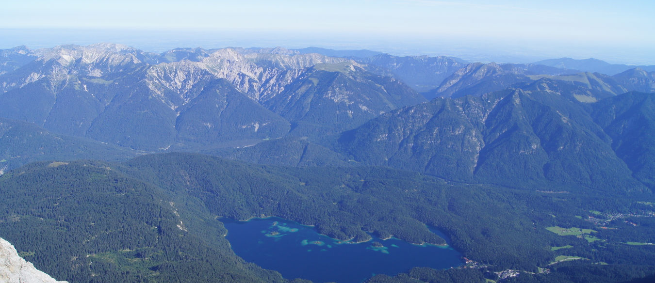 Der Blick von der Zugspitze auf den Eibsee und das Ammergebirge.