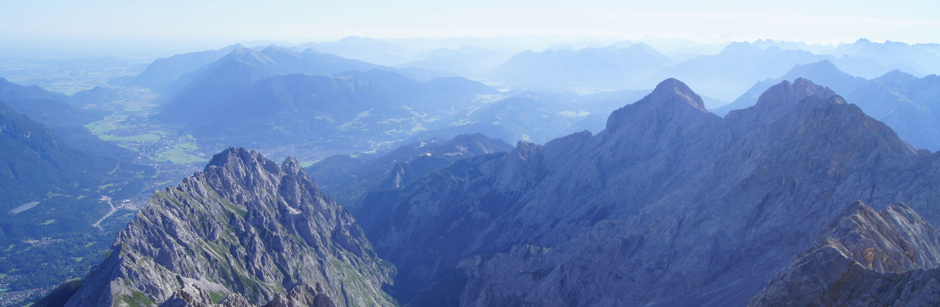 Der Blick von der Zugspitze über das Höllental.