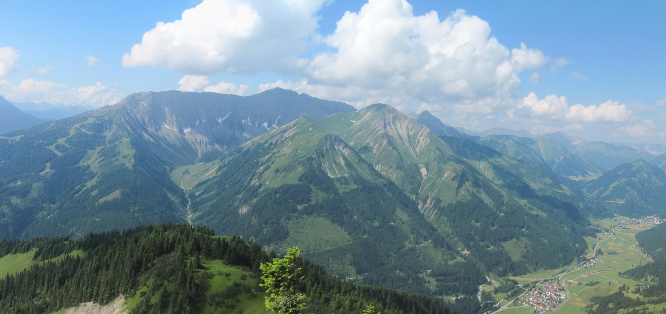 Der Ausblick von der Upsspitze auf die Lechtaler Alpen.