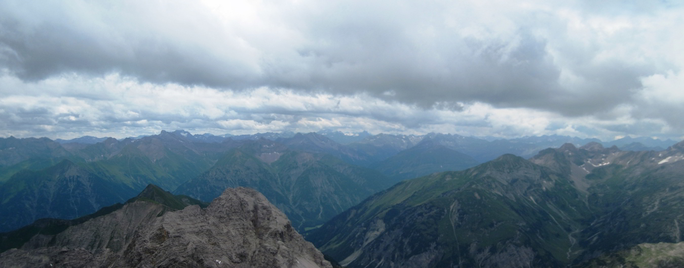Der Blick vom Großen Krottenkopf auf die Gipfel der Allgäuer Alpen.