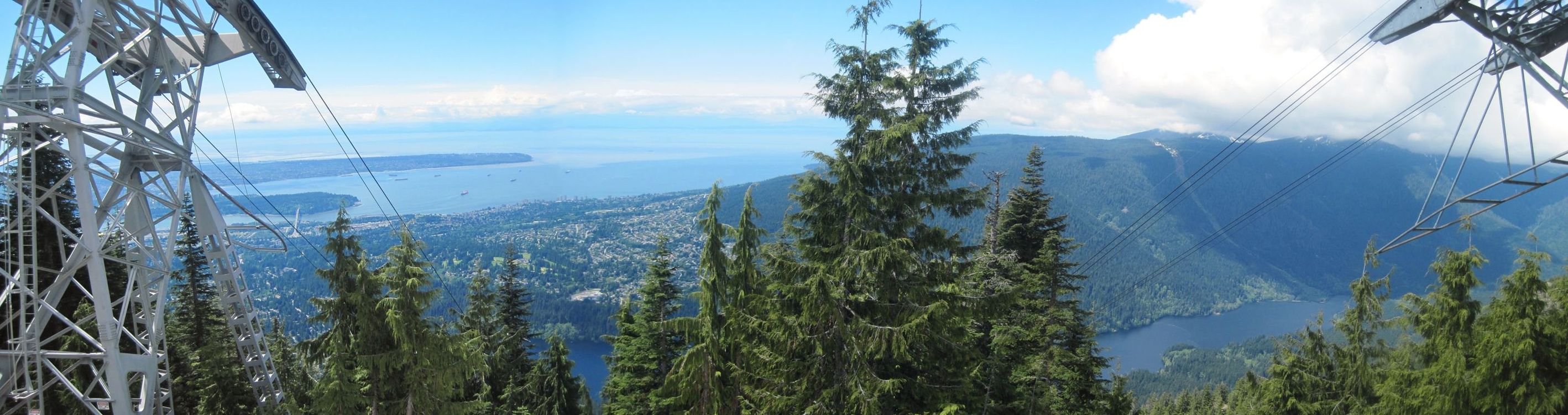 Der Blick vom Peak Chalet des Grouse Mountain auf Vancouver.