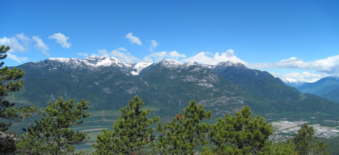 Blick vom Third Peak des Stawamus Chief auf die Coast Mountains.