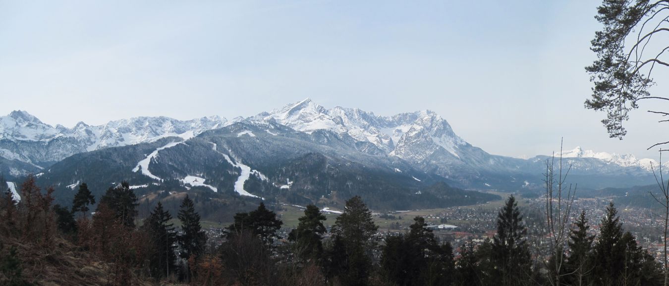 Der Blick vom Wank auf Garmisch-Partenkirchen.