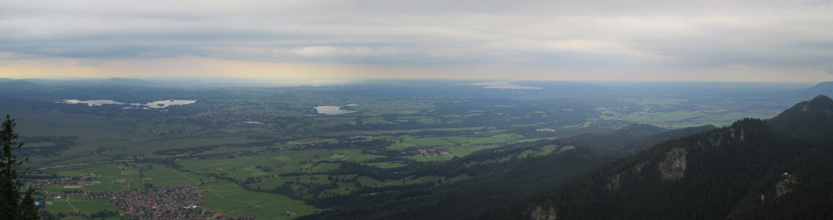 Der Blick vom Gipfel des Rauheck in den Walchenseebergen.