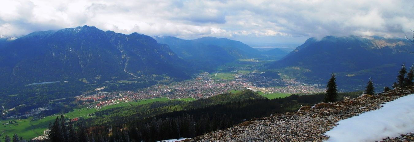 Blick vom Kreuzeck auf Garmisch-Partenkirchen.