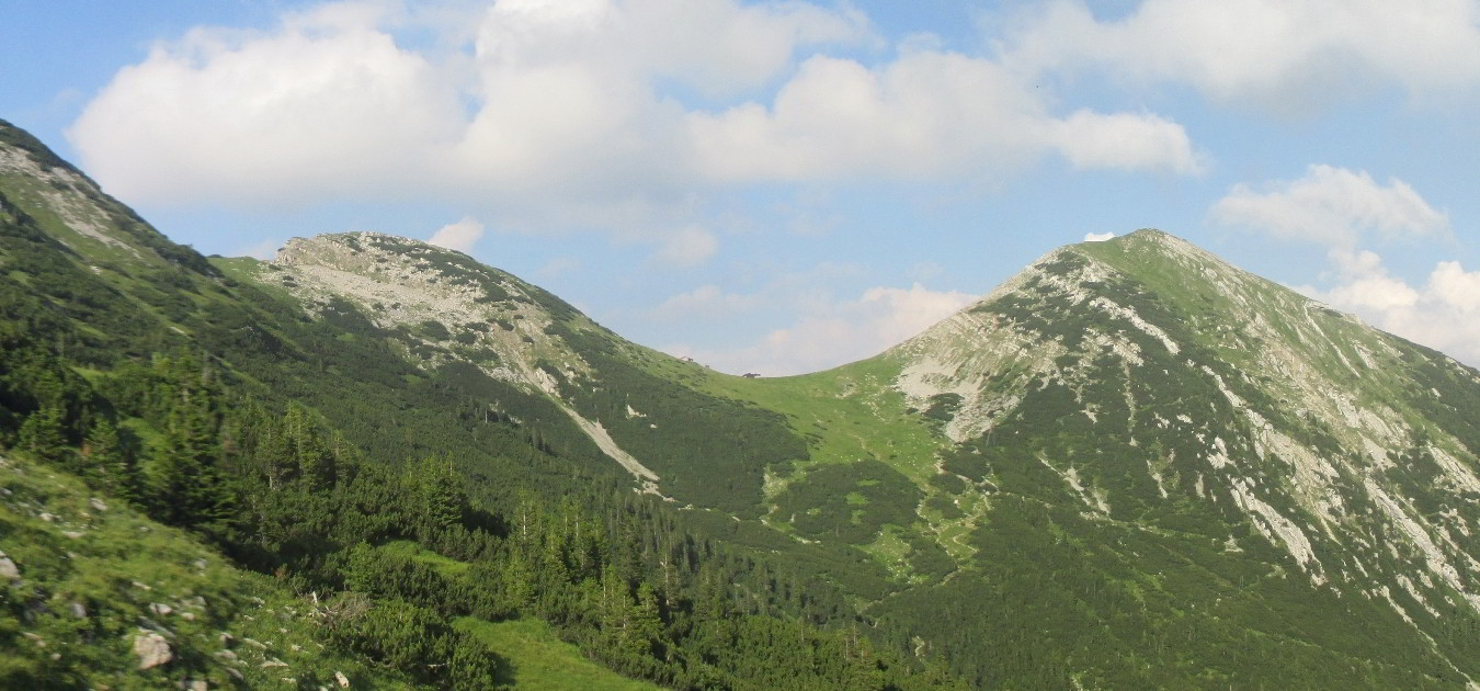 Die Weilheimer Hütte zwischen dem Oberen Rißkopf und dem Krottenkopf.