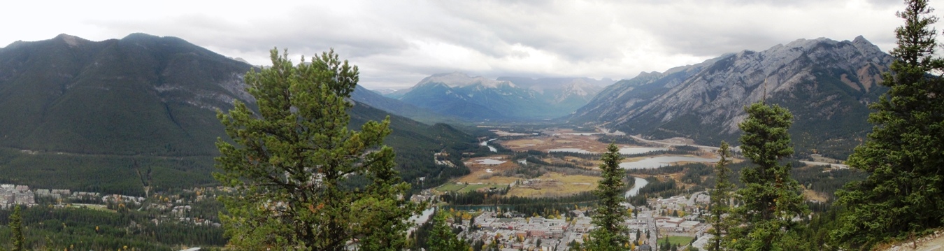 Der Ausblick vom Tunnel Mountain über Banff und das Bow Valley.