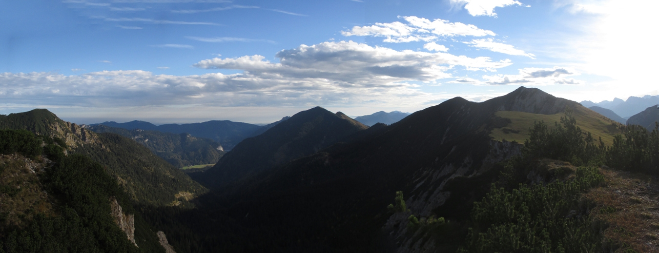 Der Blick vom Windstierlkopf nach Osten zur Notkarspitze und dem Vorderen Felderkopf.