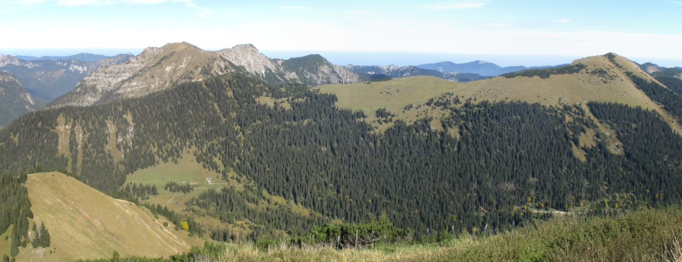 Der Blick vom Hirschbichel nach Norden zum Windstierlkopf und dem Vorderen Felderkopf.