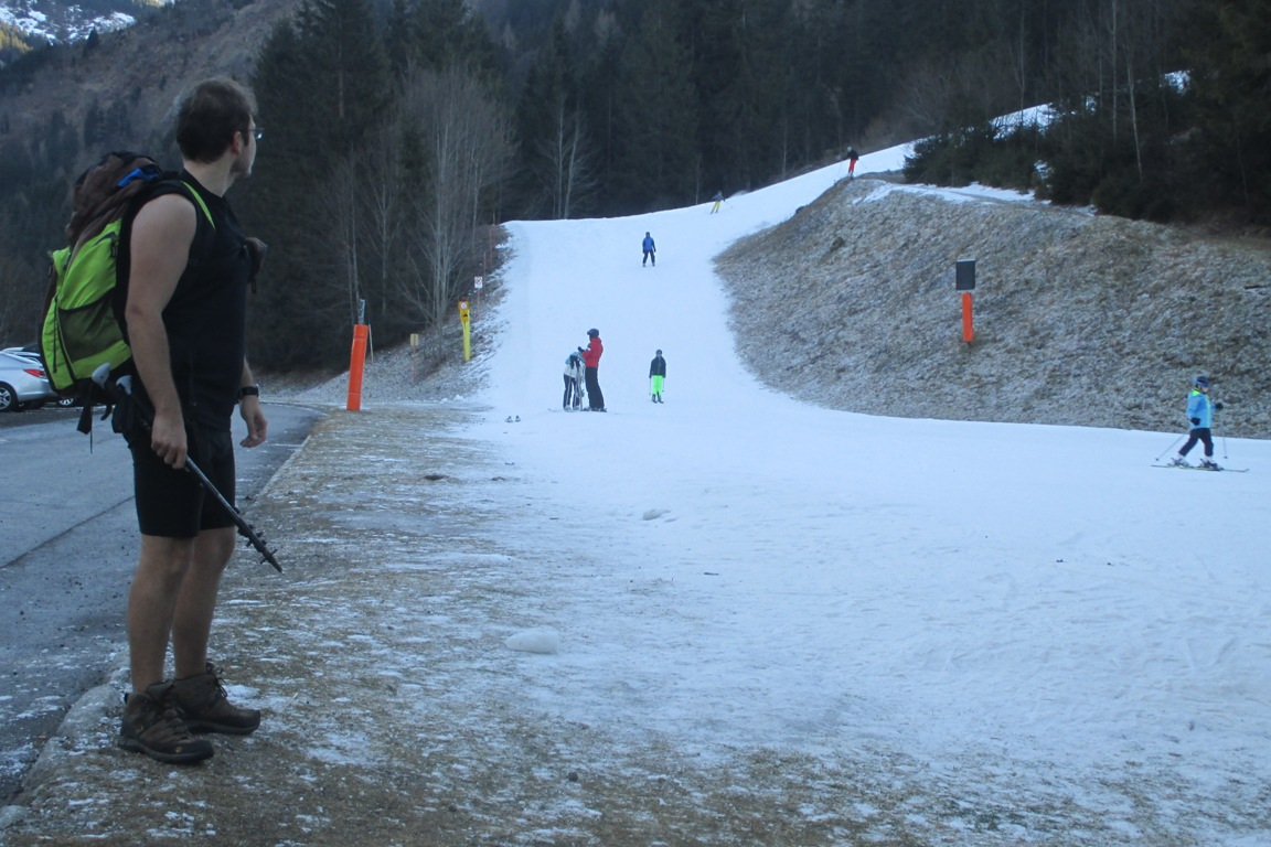 Skifahrer und Wanderer an der Talstation der Almkopfbahn.