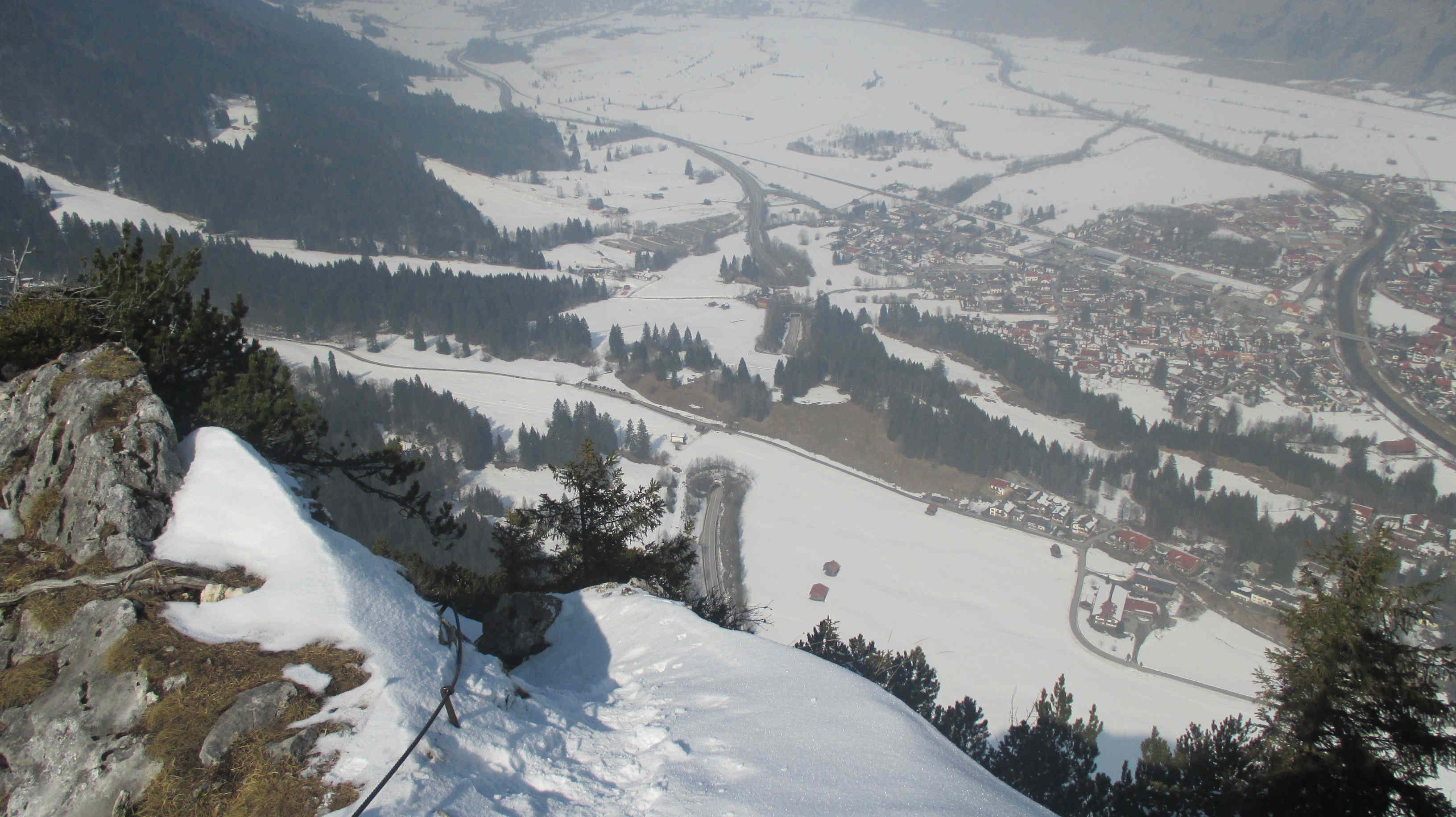 Der Blick vom Kofel hinab nach Oberammergau.