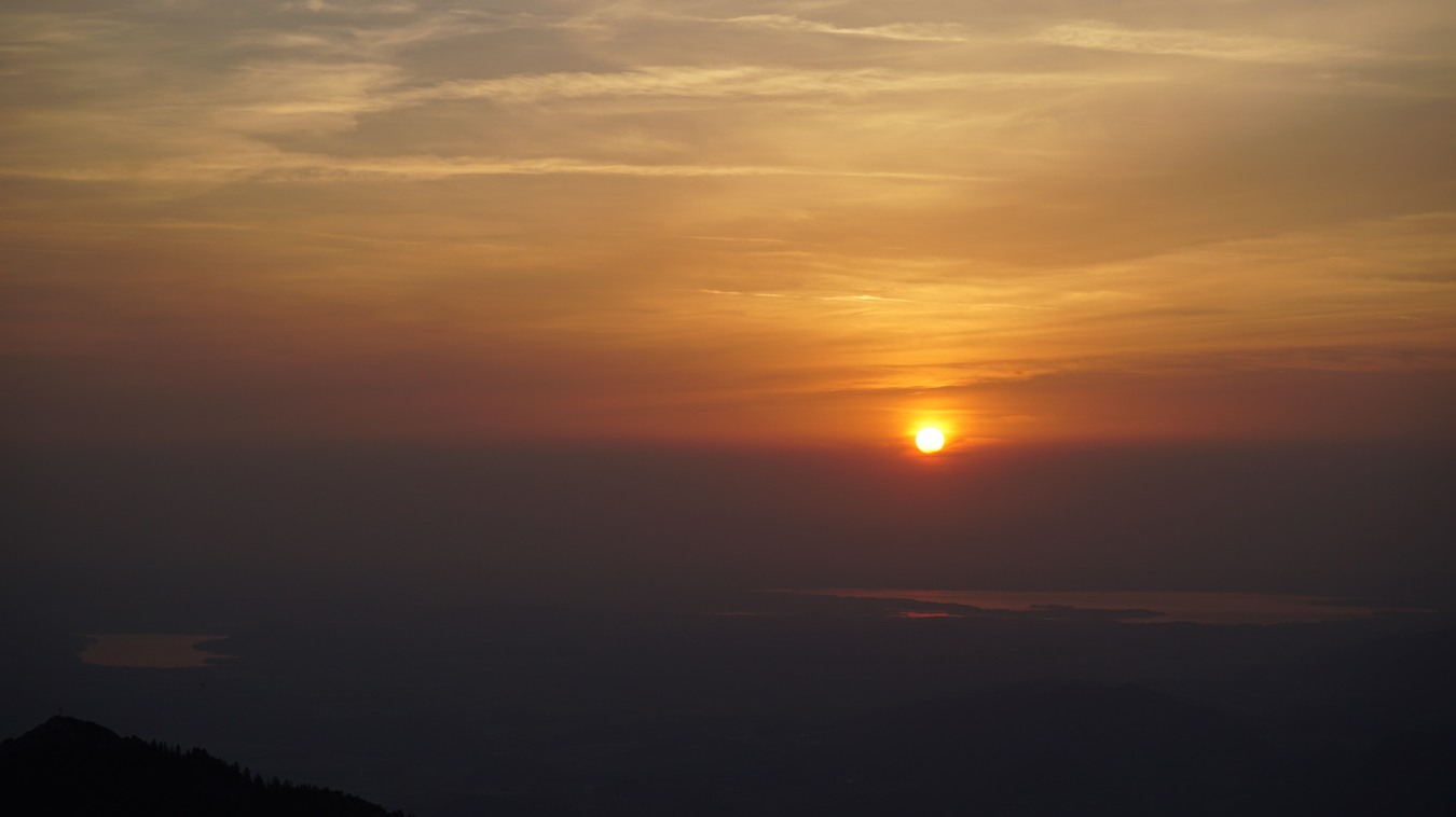 Der Blick von der Soinwand auf den Sonnenaufgang über dem Chiemsee.
