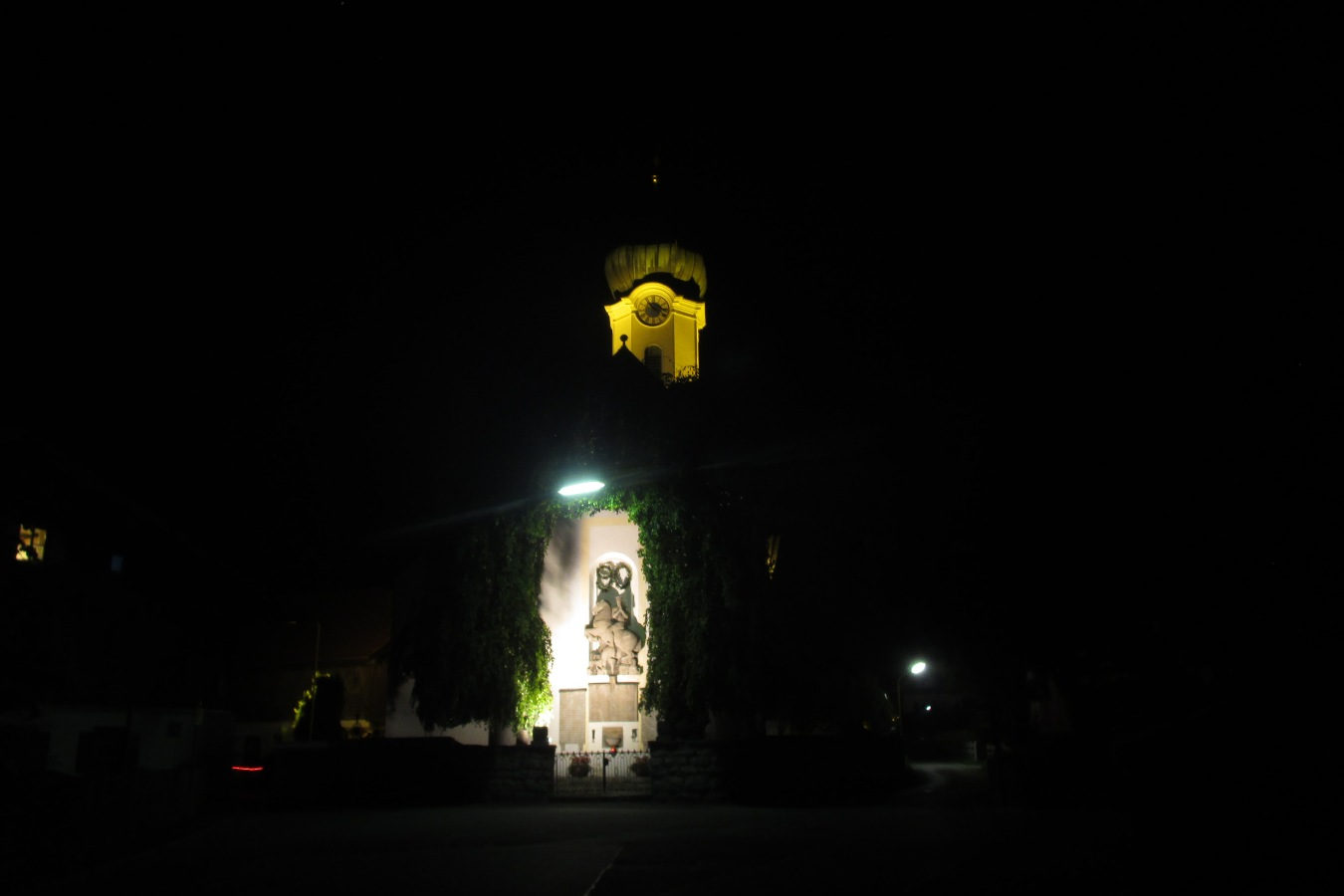 Die Kirche in Farchant bei Nacht.