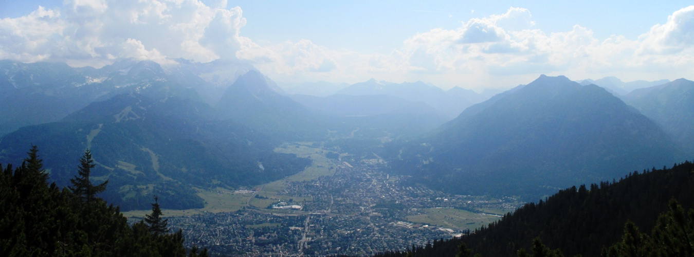 Der Blick vom Wank auf Garmisch-Partenkirchen.