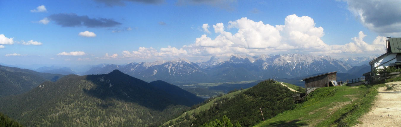 Der Blick vom Wank auf die Gipfel des Karwendel.