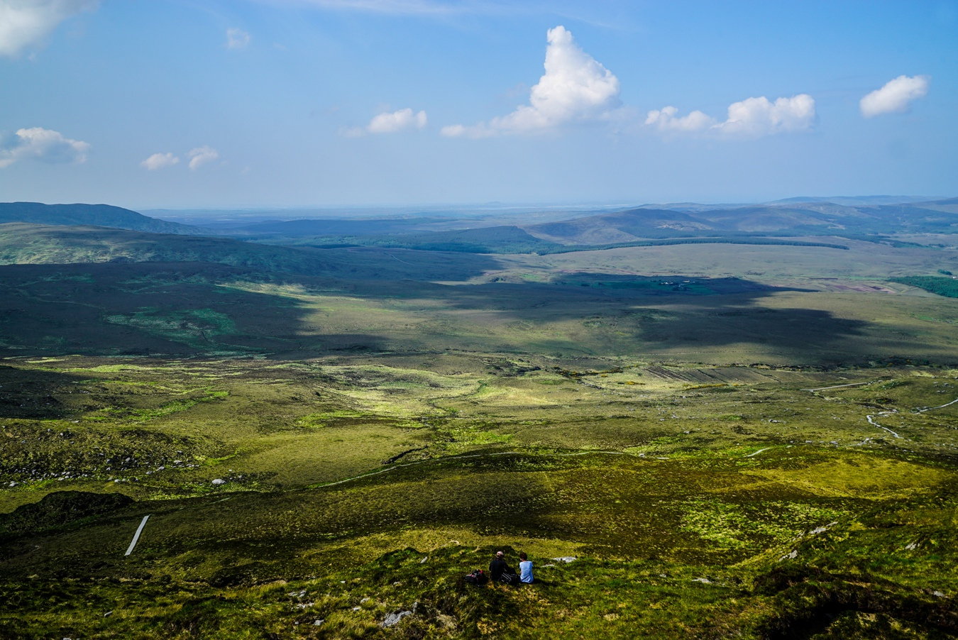 Der Blick vom Diamond Hill über die karge Landschaft des Connemara Nationalparks.
