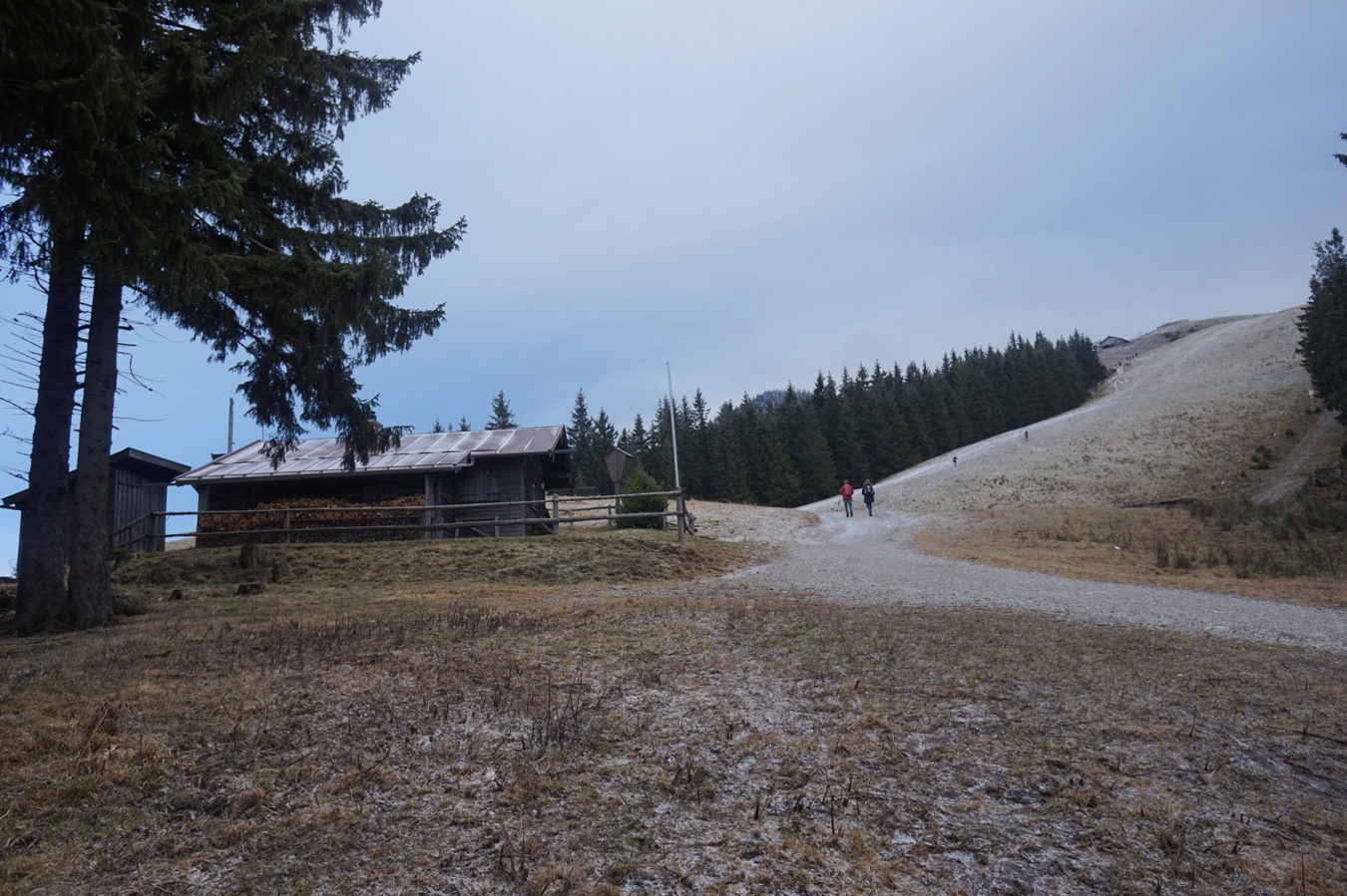 Die Bergwachthütte und die Piste, die zur Bergstation der Hörnlebahn hinaufführt.