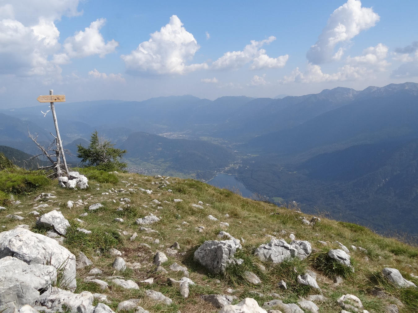 Die Aussicht vom Gipfel des Pršivec.