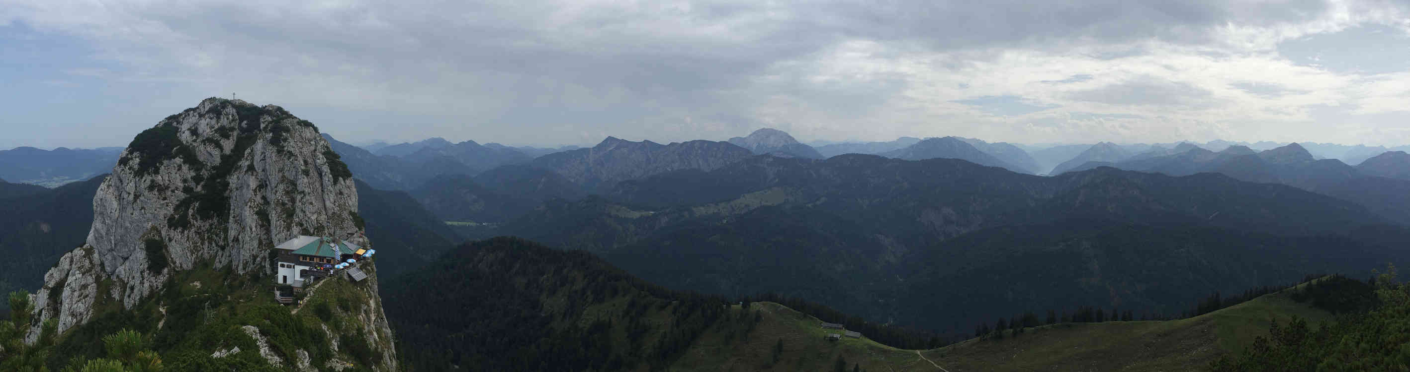 Die Tegernseer Hütte und der Buchstein und im Tal die Sonnberg-Alm.