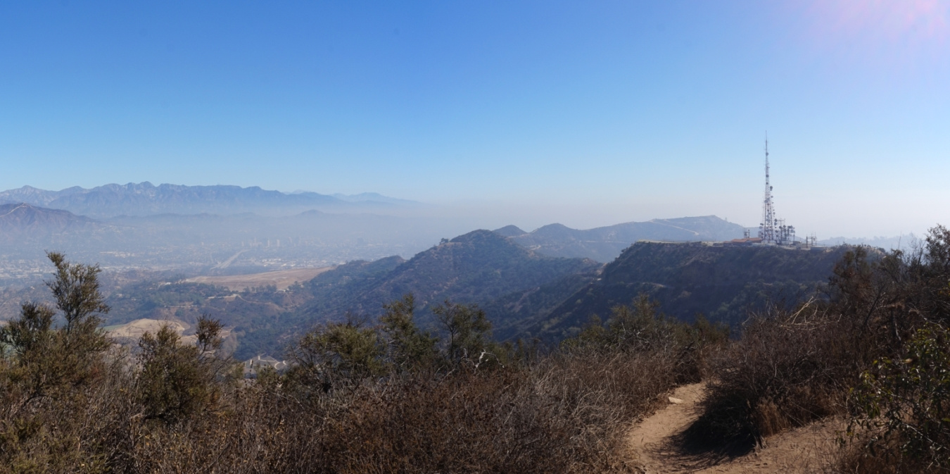 Der Blick vom Cahuenga Peak über das San Fernando Valley und Mount Lee.
