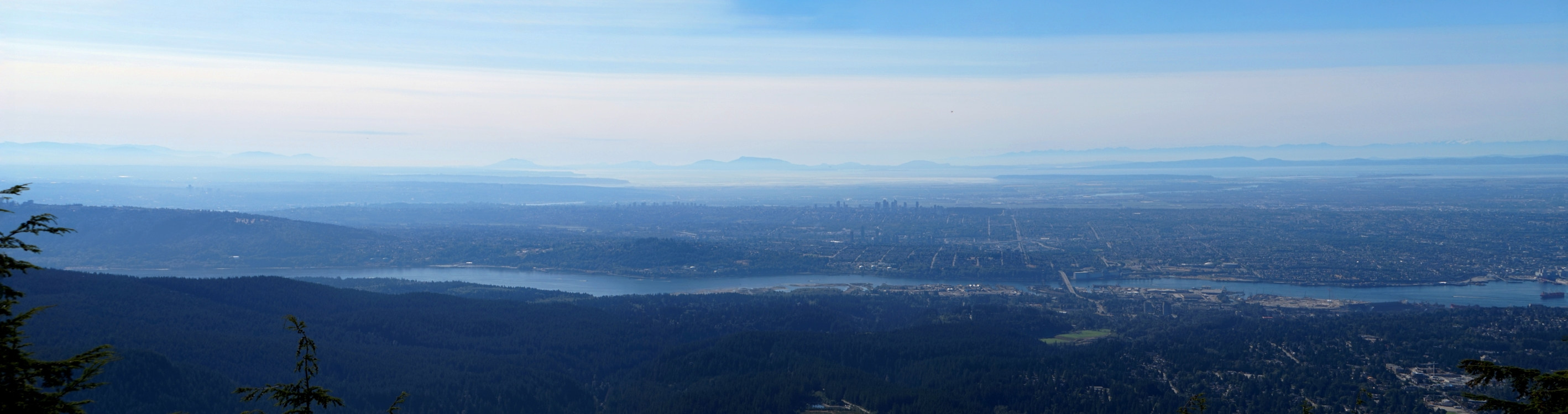 Blick vom Gipfel des Lynn Peak auf Vancouver.
