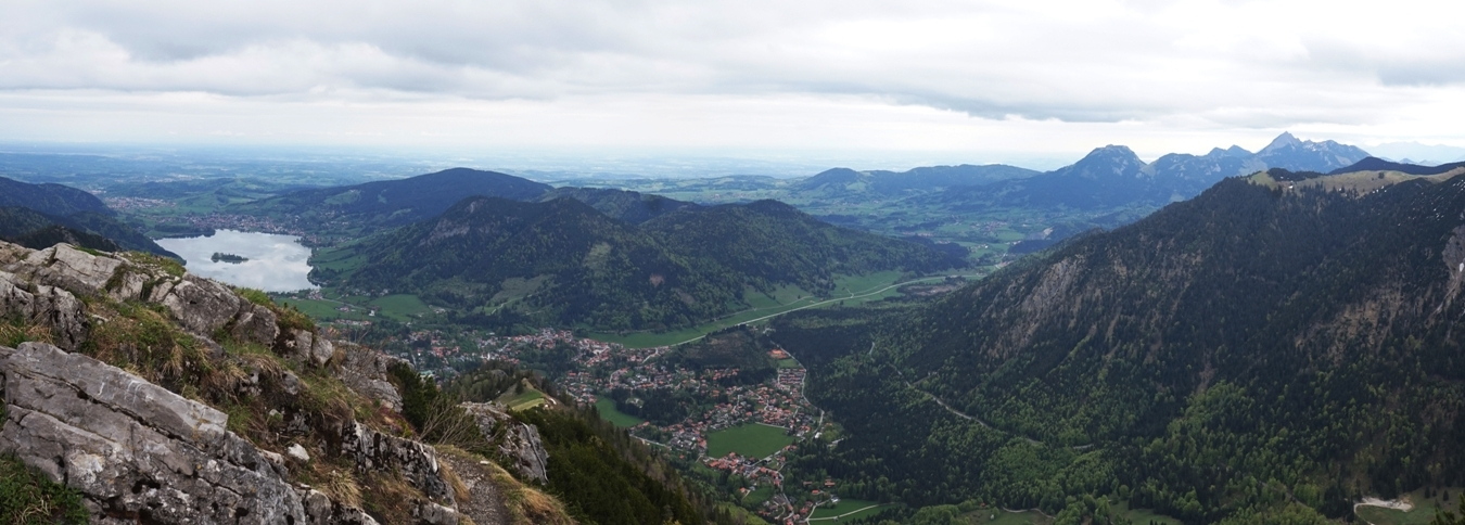 Der Blick vom Gipfel der Brecherspitz nach Norden.