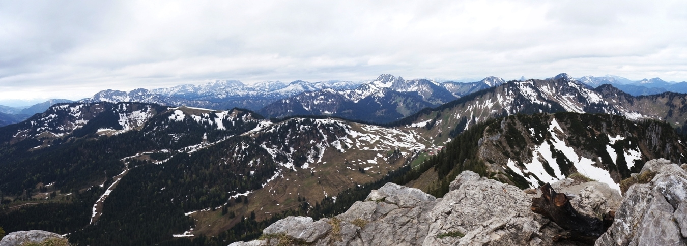 Der Blick vom Gipfel der Brecherspitz nach Südwesten.