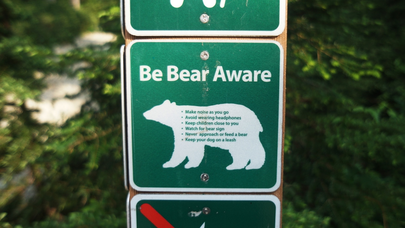 Ein Warnschild im Bear Country.