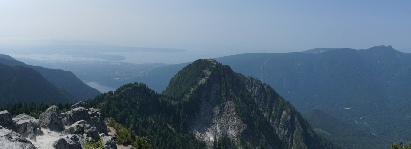 Der Ausblick vom Crown Mountain auf den Beauty Peak und die Cypress Range.