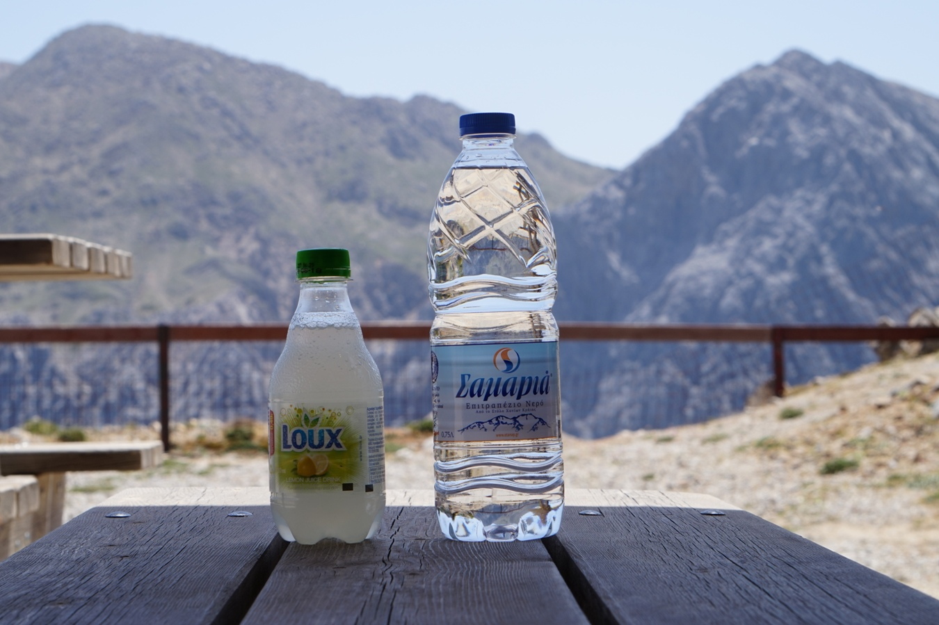 Wasser und Limonade an der Kallergi-Hütte.