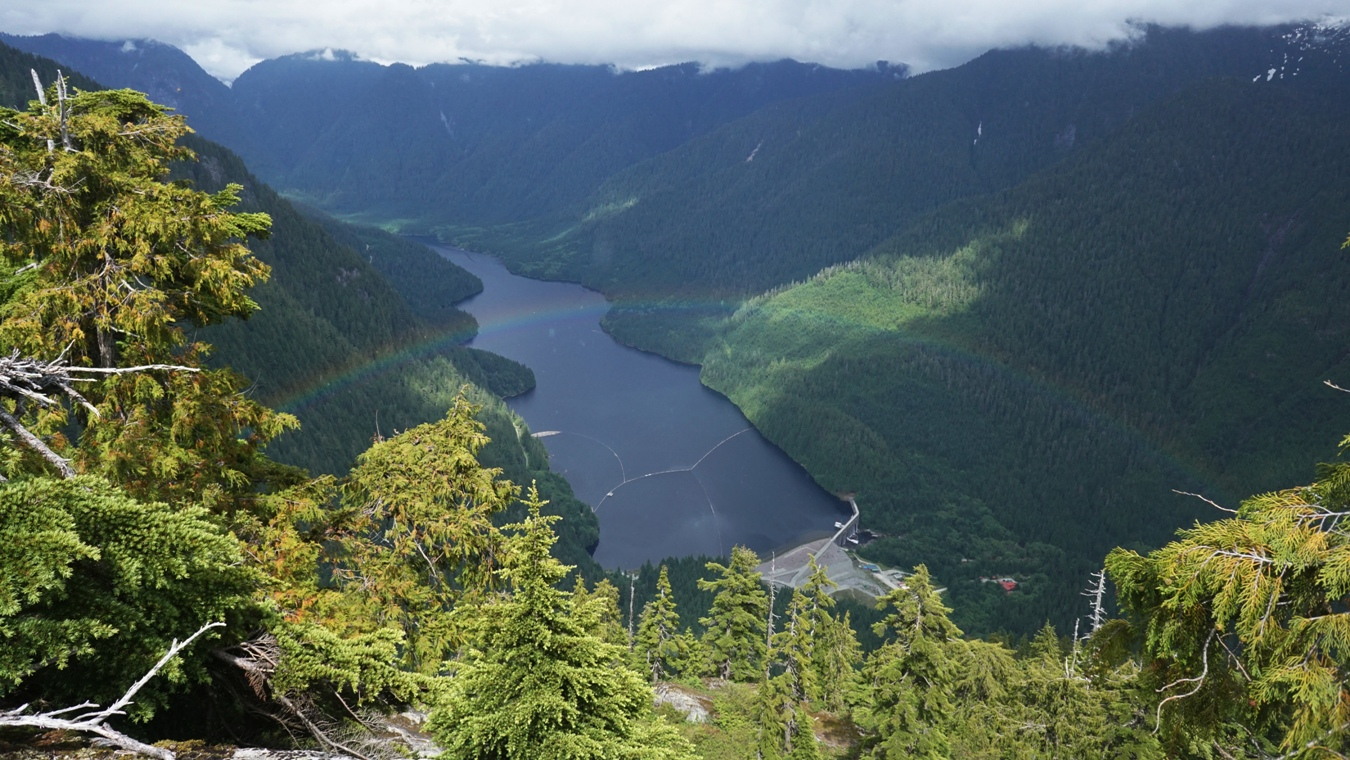 Ein Regenbogen über dem Seymour Lake in den North Shore Mountains.