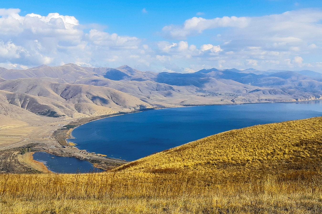 Der Blick vom Artanish auf den Sewansee und das Sewangebirge.
