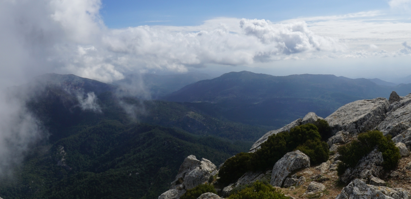Der Blick vom Puig de Galatzó aufs Tramuntana-Gebirge im Osten.