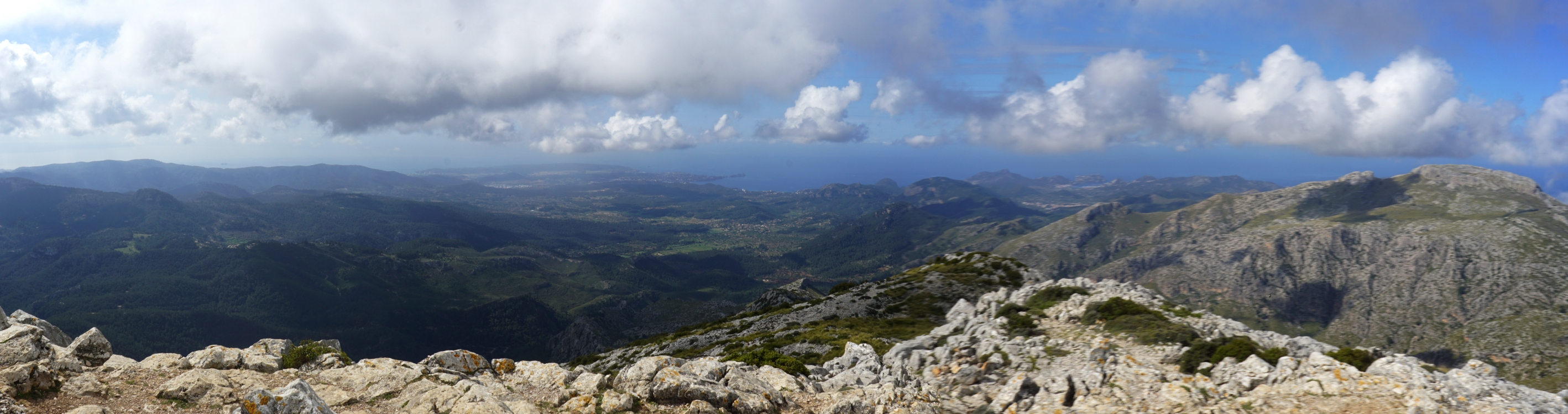 Der Blick vom Gipfel des Puig de Galatzó über die Westküste.