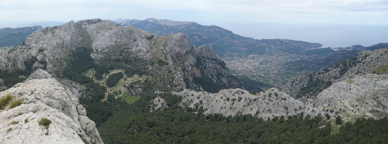 Der Blick vom Puig de l’Ofre auf Sóller im Westen.