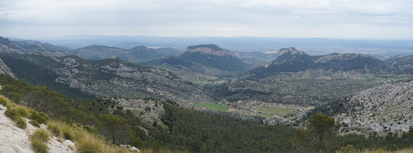 Der Blick vom Puig de l’Ofre auf die Tafelberge im Osten.