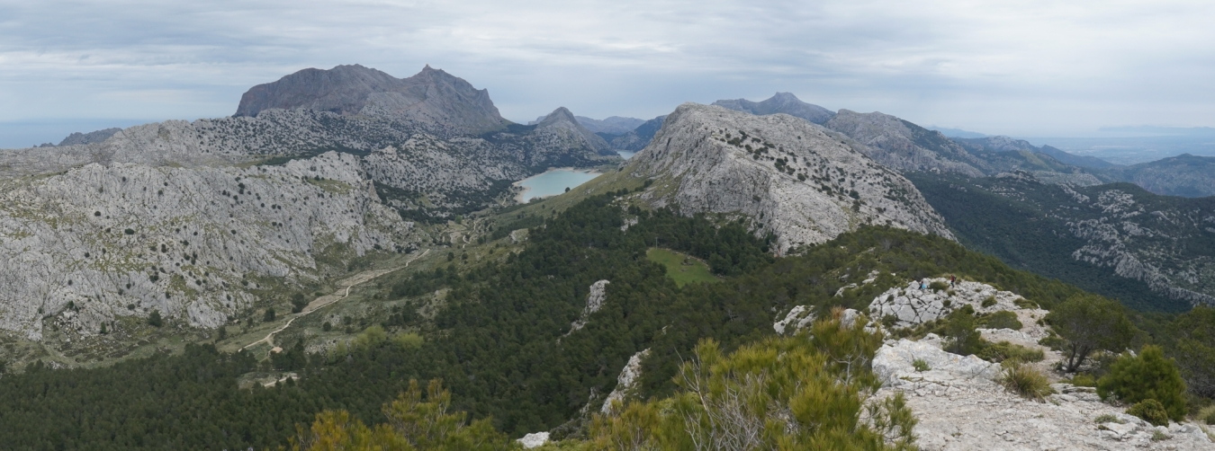 Der Blick vom Puig de l’Ofre auf den Puig Major, den Cúber-Stausee und den Puig de sa Rateta im Norden.