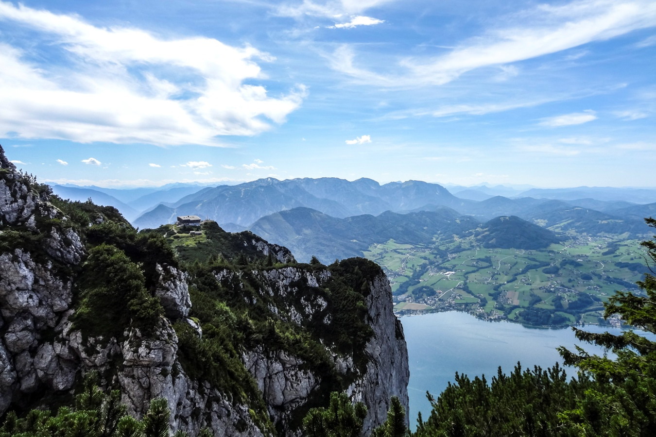 Der Blick vom Traunsee-Klettersteig hinüber zum Traunsteinhaus und dem Höllengebirge.