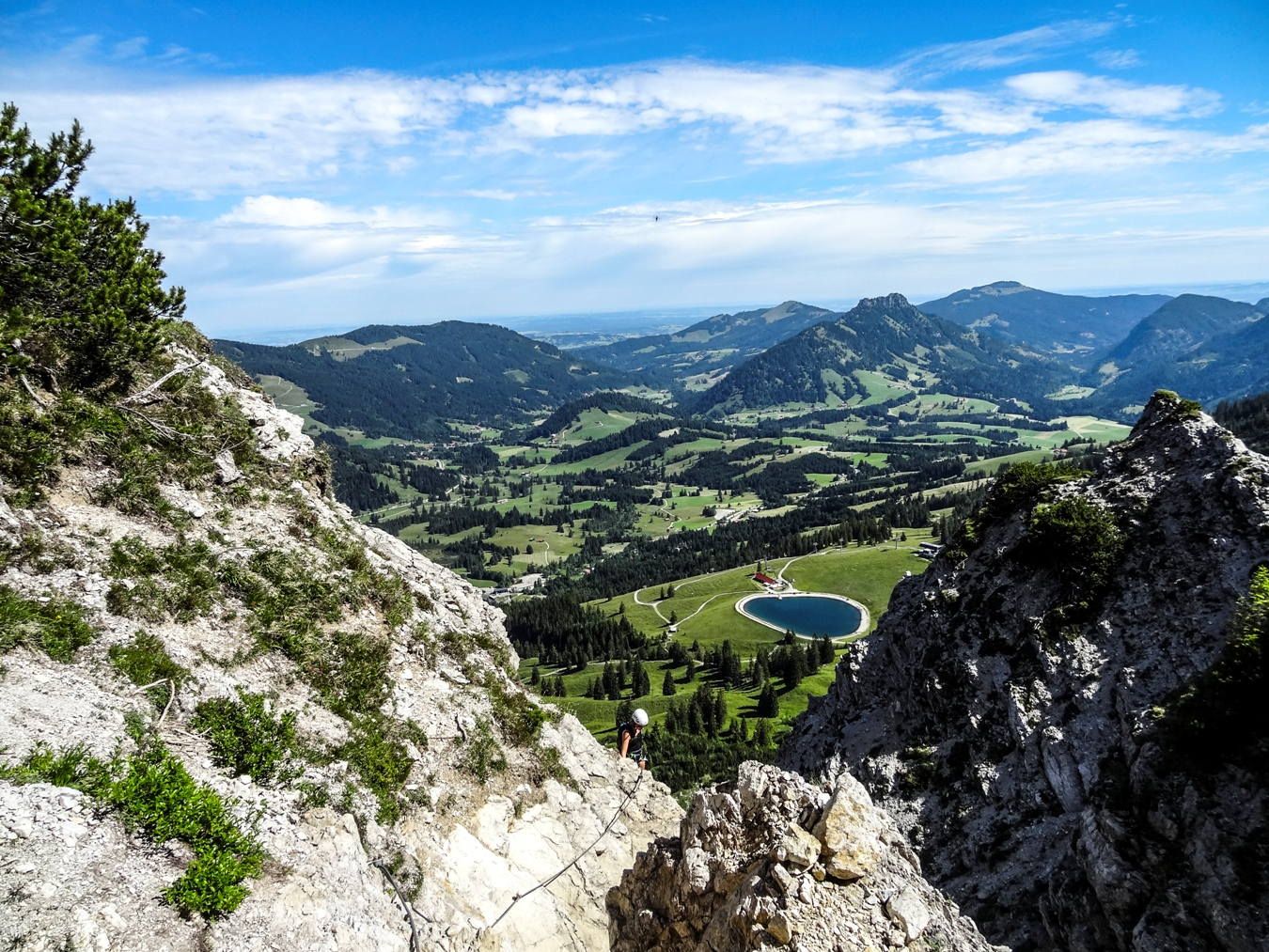 Der Blick vom Edelrid-Klettersteig am Iseler auf die Wiedhag-Alpe.