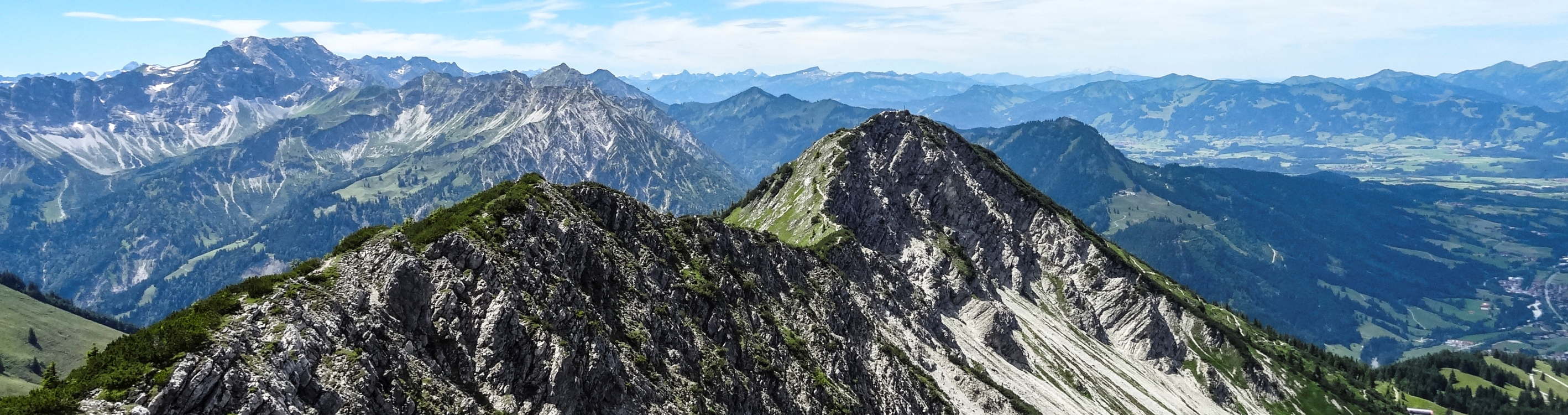 Der Blick vom Kühgundkopf auf den Iseler und den Edelrid-Klettersteig.