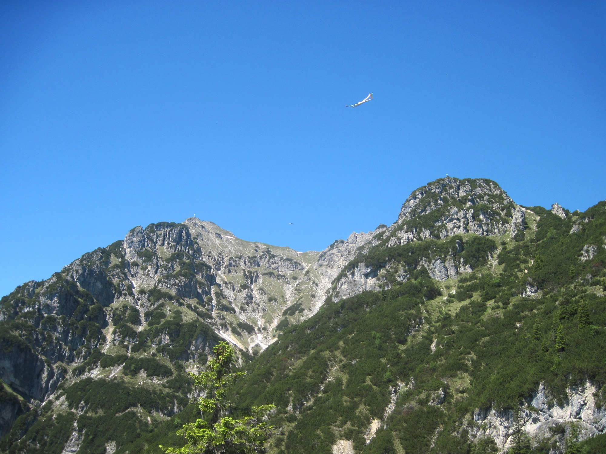 Ein Segelflieger über der Kramerspitze.