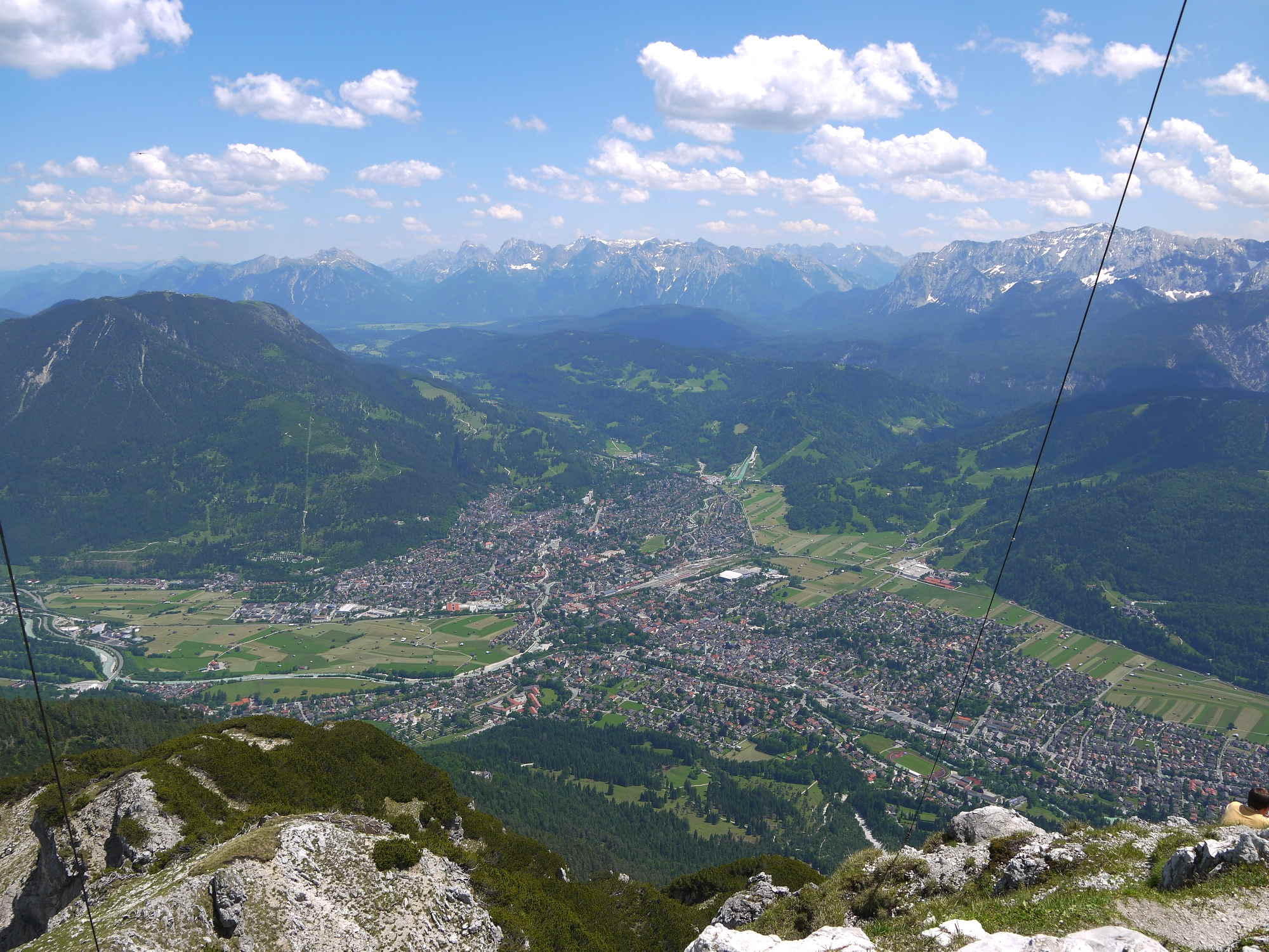 Der Blick von der Kramerspitze auf Garmisch-Partenkirchen.