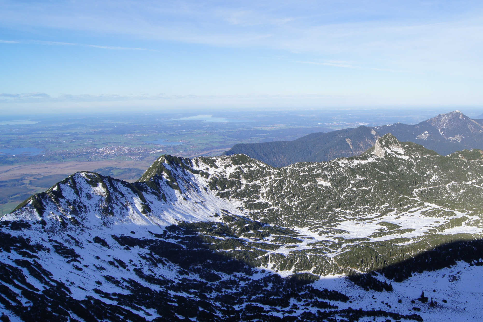 Der Blick vom Krottenkopf auf das Alpenvorland und die Hohe Kisten.